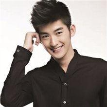 何明翰个人资料简介,才华横溢的演员，多面发展的艺术人生